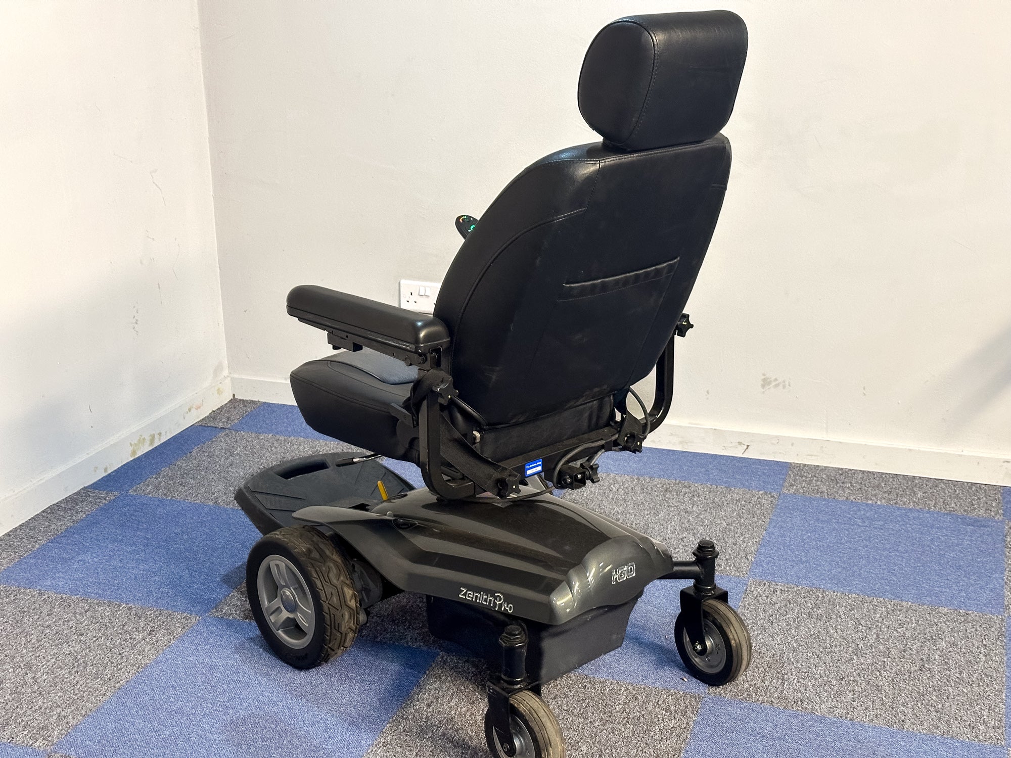 I-Go Zenith Pro best performing powerchair both around the house and outside FWD