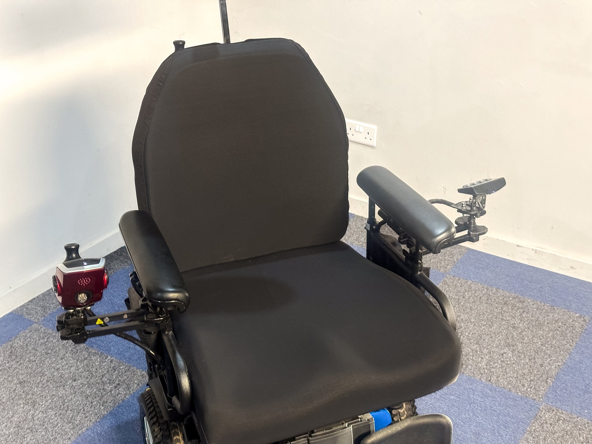 Pride Quantum Q6 Edge 2.0 6mph MWD Powerchair Electric Wheelchair Power Tilt Recline Riser Leg Rest