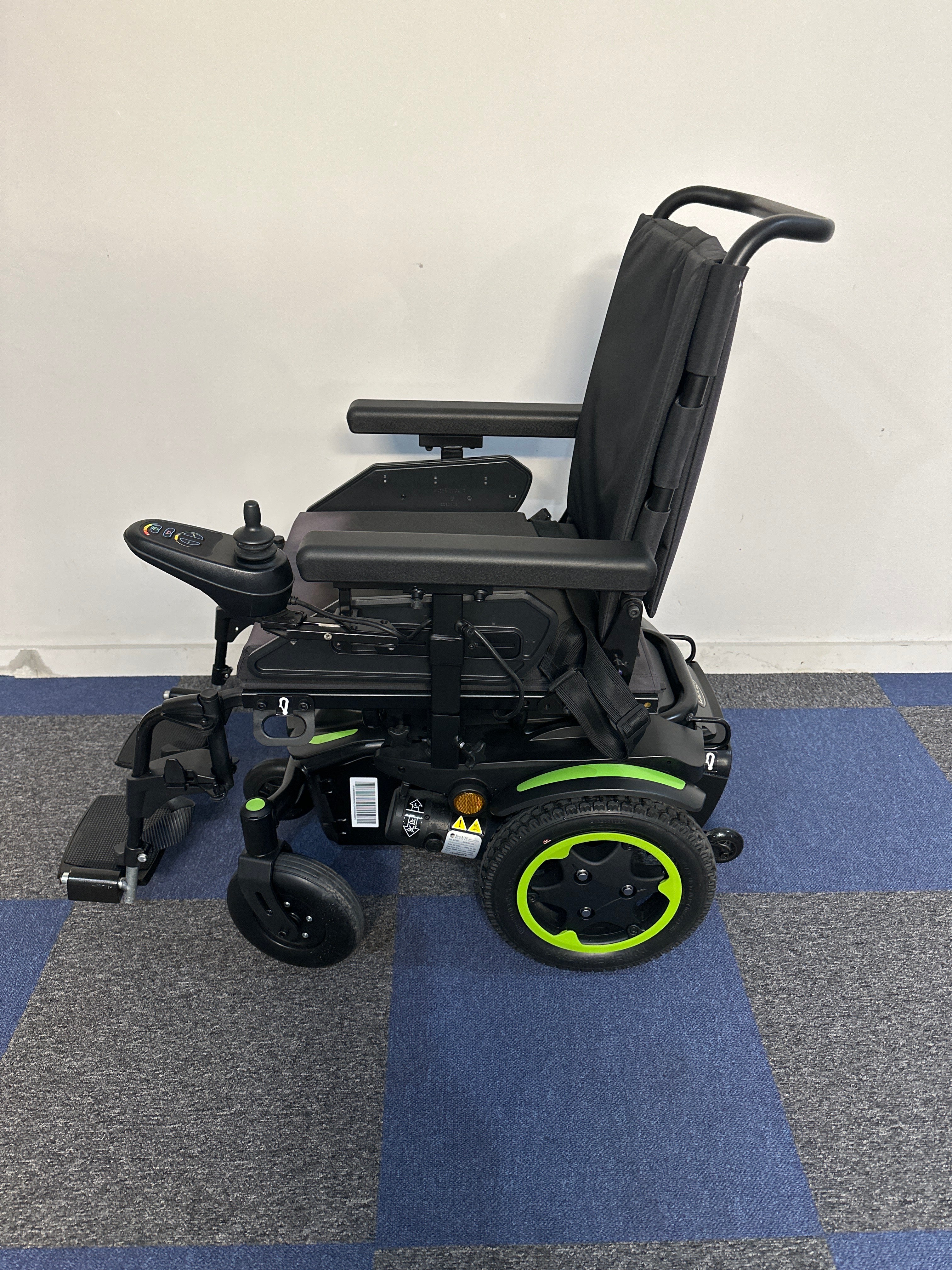 Quickie Q100 R Compact Indoor Outdoor Sunrise Medical Powerchair Wheelchair Green Trim