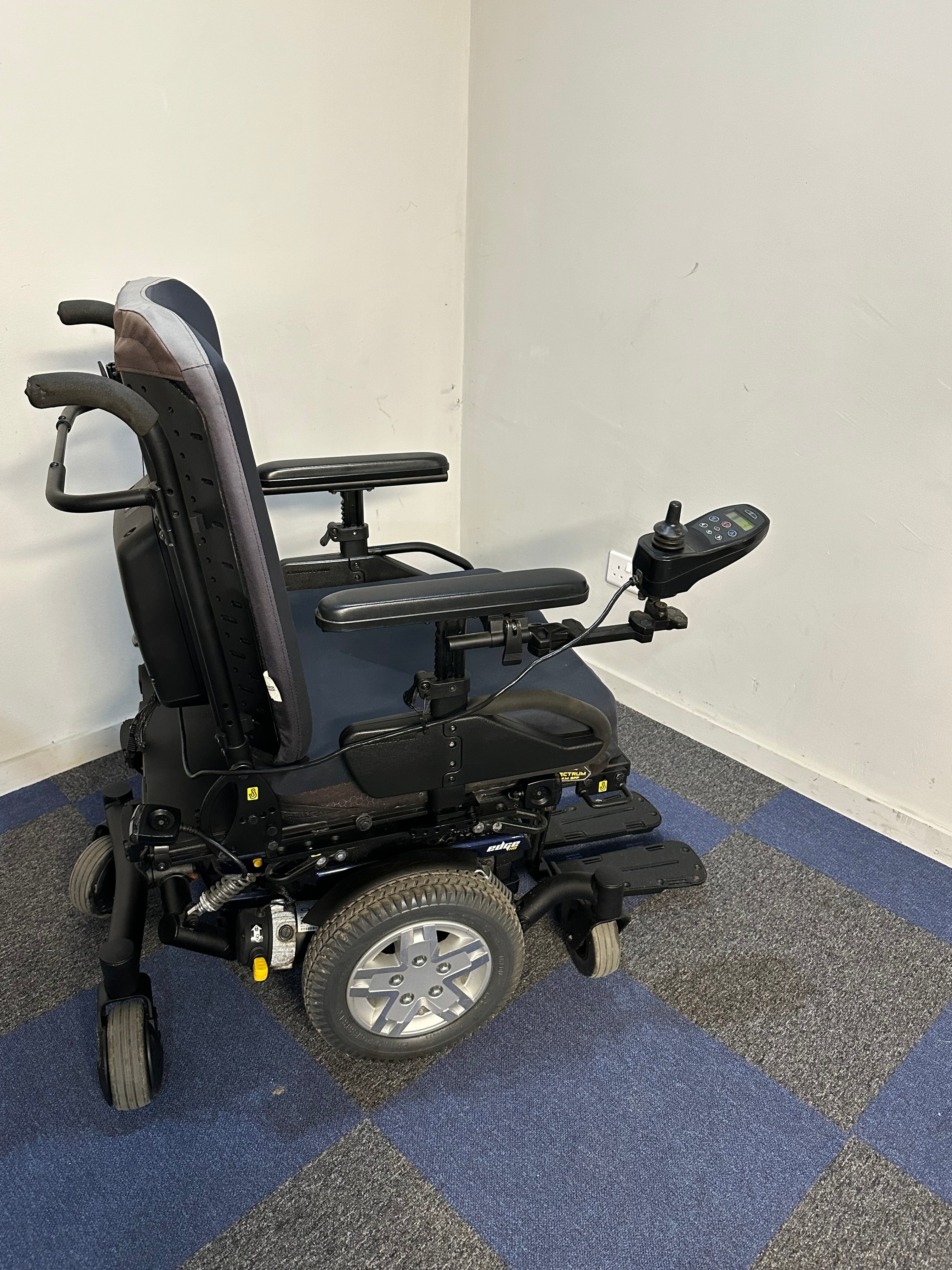 Pride Quantum Q6 EDGE HD Black Bariatric Electric Wheelchair Powerchair With Power Tilt Heavy-Duty