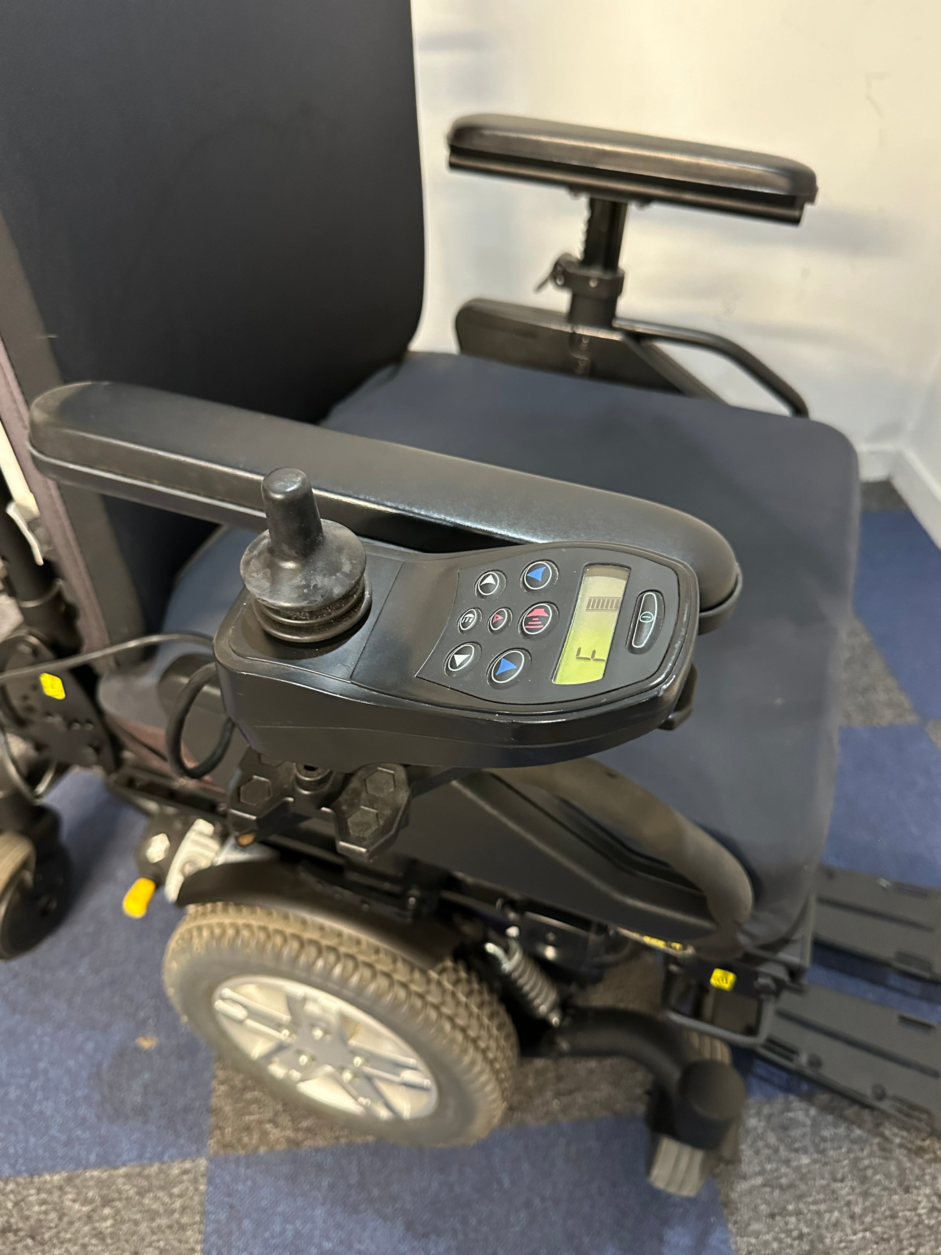 Pride Quantum Q6 EDGE HD Black Bariatric Electric Wheelchair Powerchair With Power Tilt Heavy-Duty