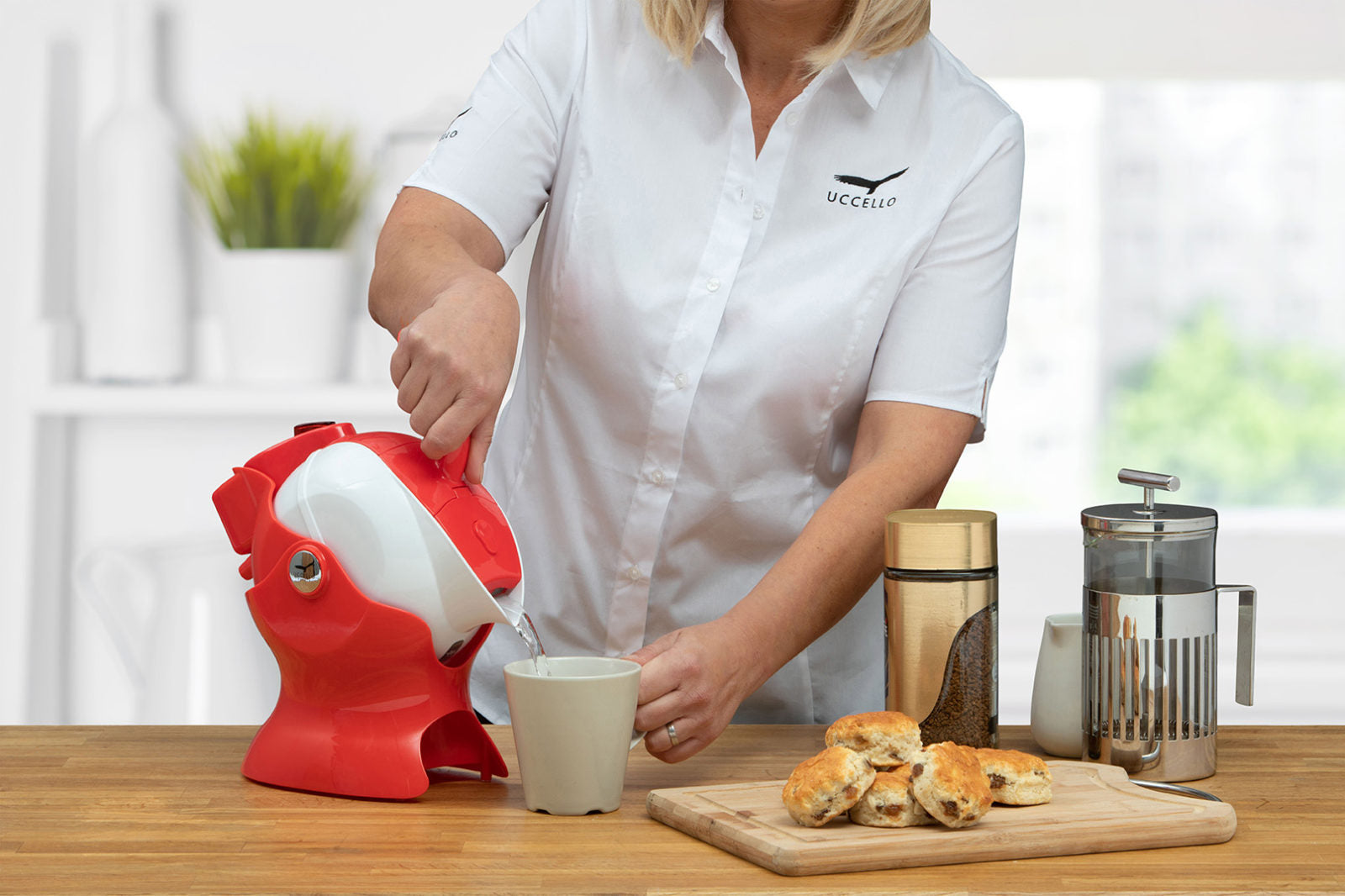 Uccello Kettle – Effortless Pouring. Ergonomic Disability Tipping Aid