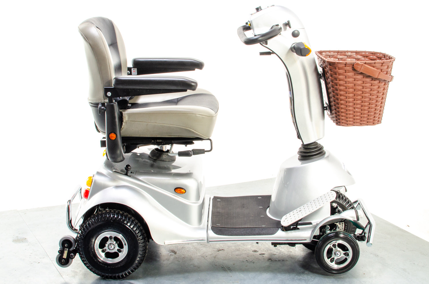 AVC Quingo Classic Used Mobility Scooter 5 Wheels Pavement Turning Circle Suspension
