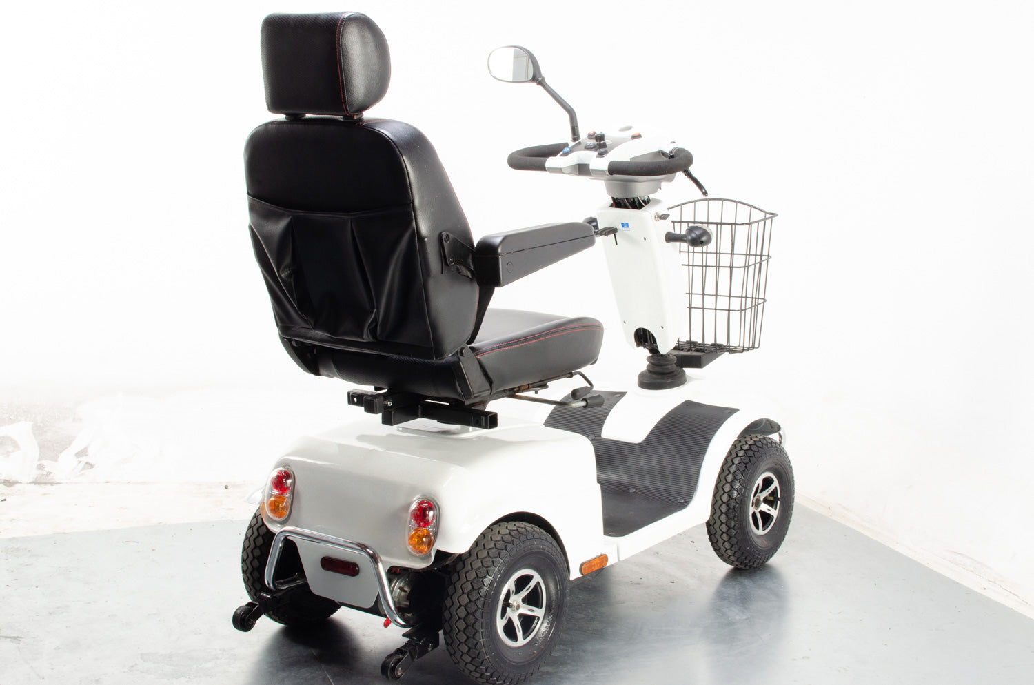 2015 Rascal Pioneer 8mph Large All Terrain Mobility Scooter in White
