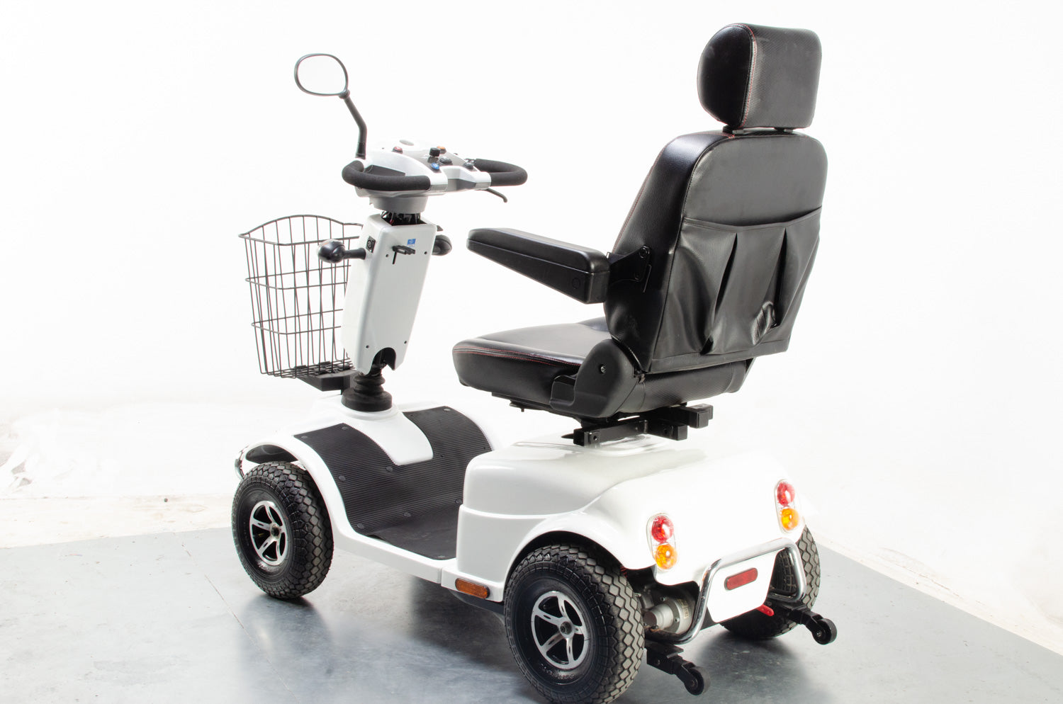 2015 Rascal Pioneer 8mph Large All Terrain Mobility Scooter in White