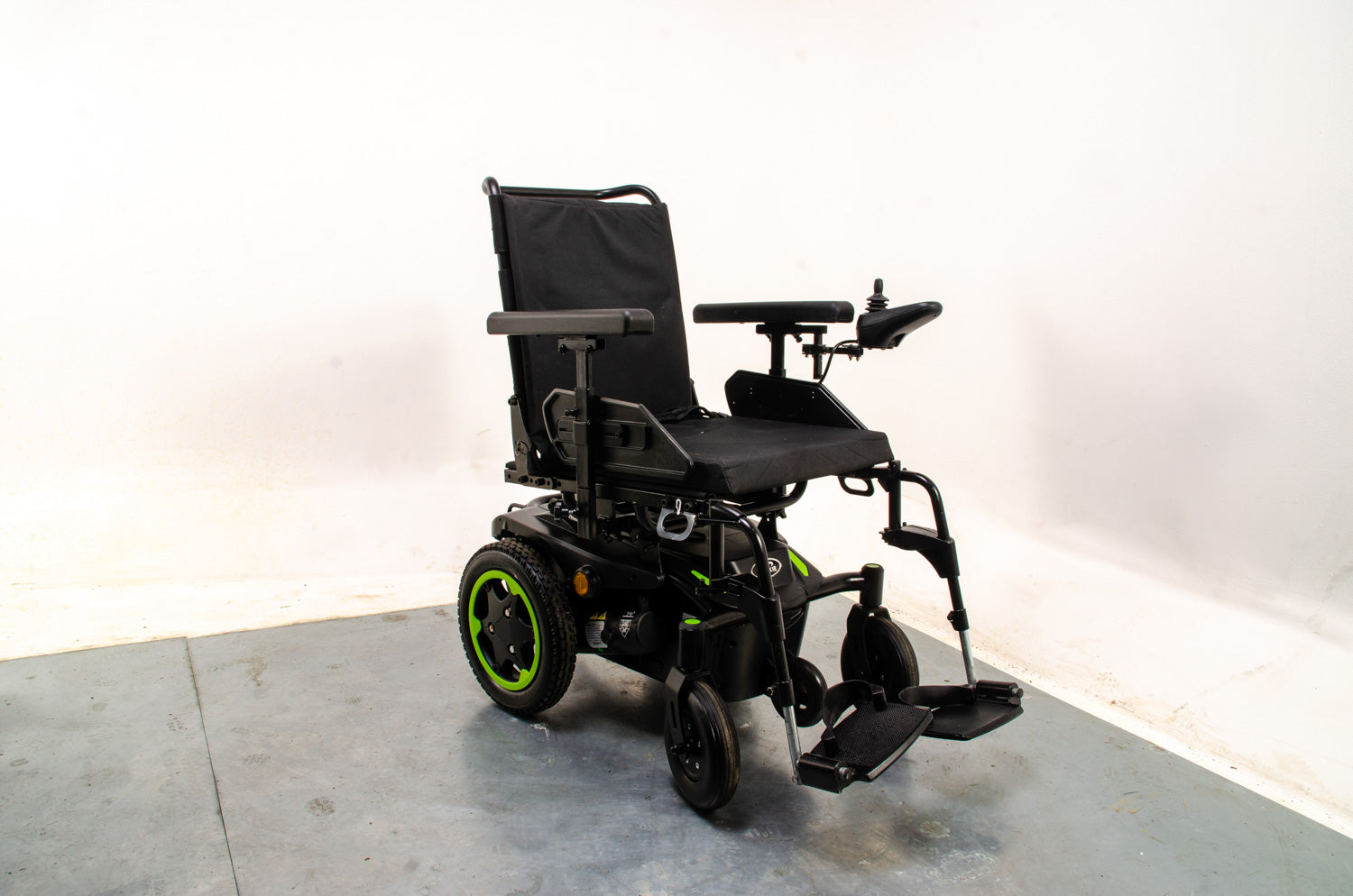 Quickie Q100 R Compact Indoor Outdoor Powerchair Wheelchair Sunrise Medical