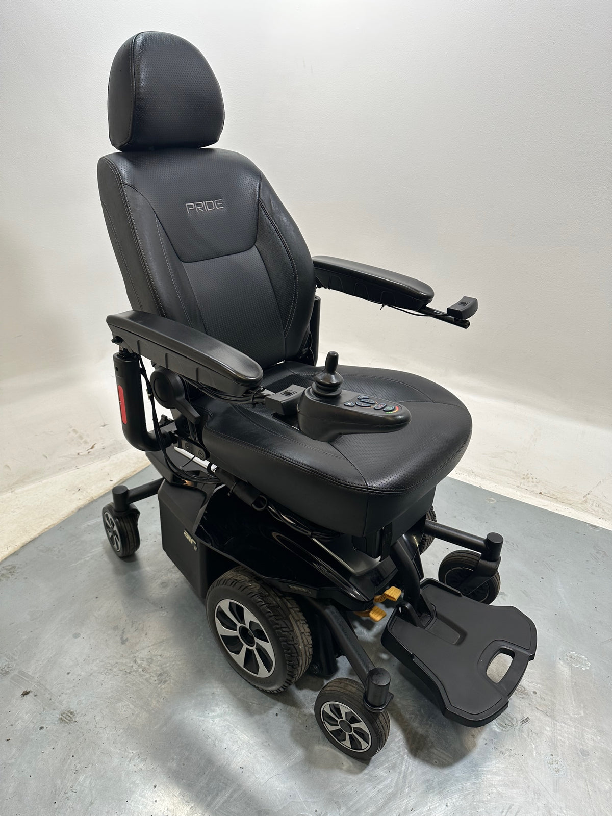 STUNNING 2022 PRIDE JAZZY AIR 2 POWERCHAIR WITH RAISER