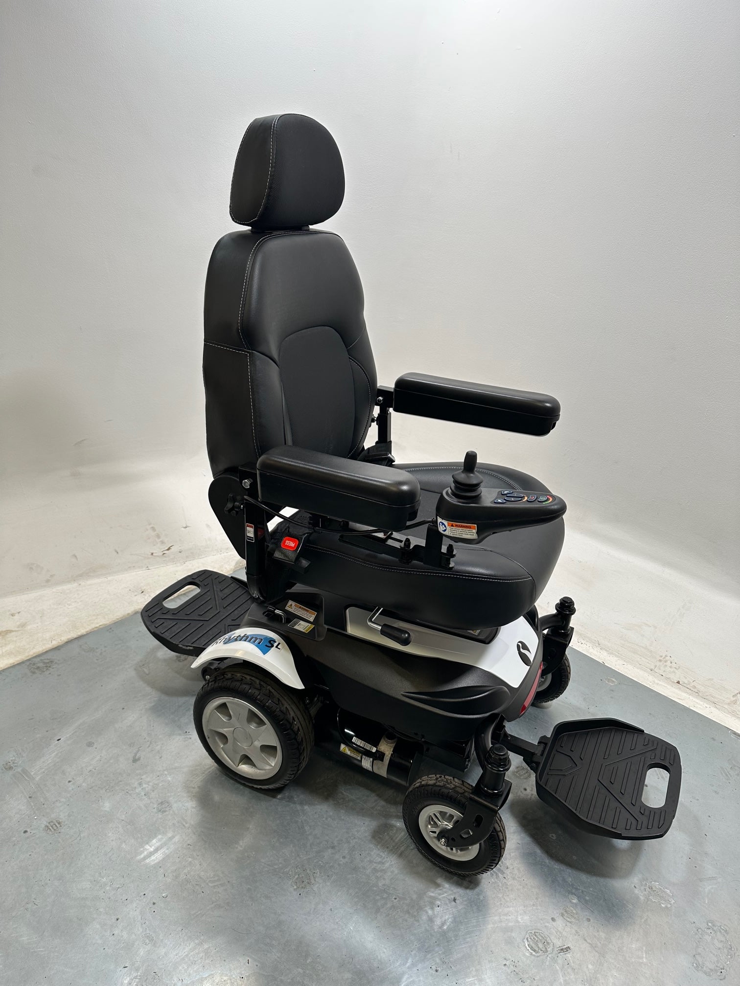 RASCAL RHYTHM SL POWERCHAIR WITH SEAT RAISER AND TURNABOUT EXCELLENT CONDITION