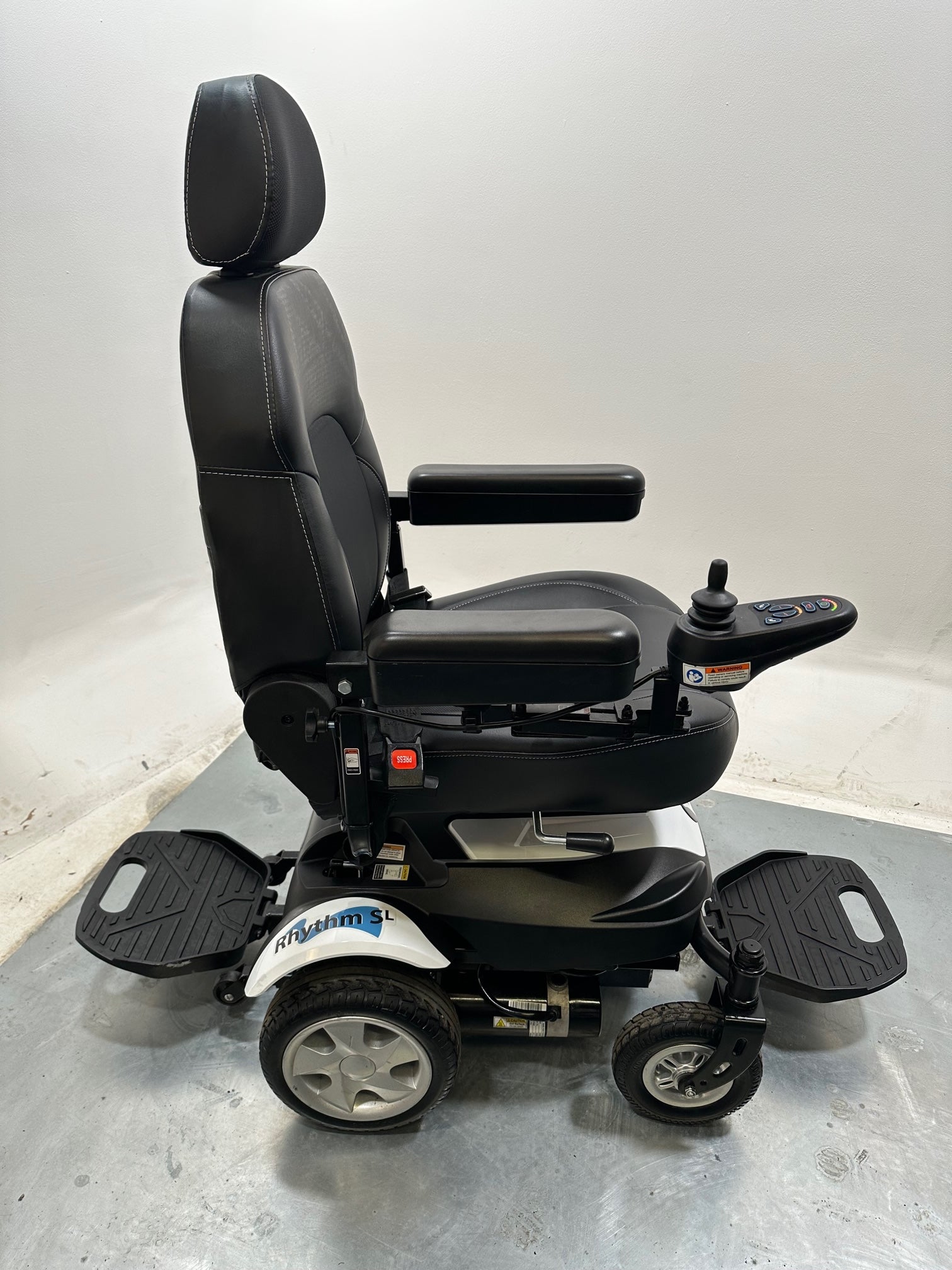RASCAL RHYTHM SL POWERCHAIR WITH SEAT RAISER AND TURNABOUT EXCELLENT CONDITION