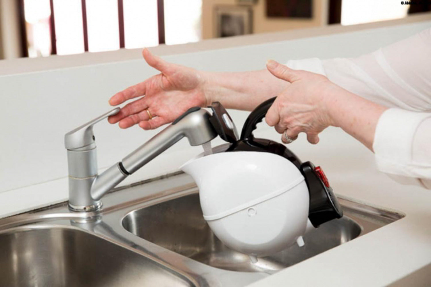 Uccello Kettle – Effortless Pouring. Ergonomic Disability Tipping Aid